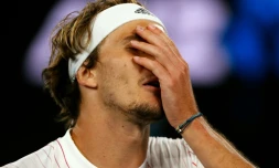 Alexander Zverev à l'Open d'Australie lors de son match du premier tour contre con compatriote allemand Daniel Altmaier le 17 janvier 2022 à Melbourne