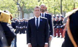 Emmanuel Macron, et derriÚre lui Edouard Philippe, assistent aux cérémonies du 8-Mai