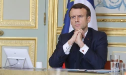 Le président Emmanuel Macron participe à une vidéoconférence avec des membres du gouvernement et des responsables économiques, au palais de l'Elysée, le 19 mars 2020 à Paris