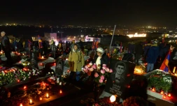 Cérémonie au cimetiÚre militaire d'Erevan à la mémoire des victimes du conflit avec l'Azerbaïdjan au Nagorny Karabakh, le 18 décembre 2020 en Arménie