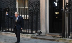 Le Premier ministre britannique Boris Johnson salue la foule devant le 10 Downing Street le 13 décembre au lendemain de sa victoire aux législatives