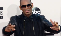 Le chanteur R. Kelly arrive aux American Music Awards Ă Los Angeles, en Californie, le 24 novembre 2013.