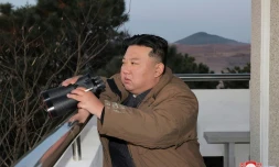 Dans cette photo prise le 16 mars 2023 et publiée le 17 par l'agence officielle nord-coréenne KCNA, le dirigeant de la Corée du Nord Kim Jong Un assiste au lancement d'un missile balistique intercontinental (ICBM) à l'aéroport de Pyongyang, en Corée du Nord