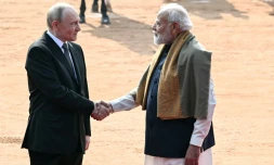 Le président russe Vladimir Poutine, à gauche, et le Premier ministre indien Narendra Modi, à sa droite, le 5 décembre 2025, à New Delhi, en Inde