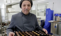 Le chocolatier libanais Roger Zakhour tient un plateau de ses chocolats faits main dans la capitale libanaise Beyrouth le 16 décembre 2019