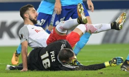 Le gardien marseillais Yohann Pelé face à l'attaquant du RB Munas Dabbur, le 28 septembre 2017 à Salzbourg