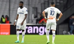 La déception des Marseillais Chancel Mbemba (g) et Dimitri Payet, après le match nul contre Montpellier, le 31 mars 2023 au Stade Vélodrome 