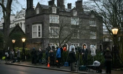 Des journalistes devant le domicile de l'ancien ambassadeur du Royaume-Uni aux Ătats-Unis, Peter Mandelson, le 24 fĂ©vrier 2026 Ă Londres, au lendemain de son arrestation pour "soupçons de manquement Ă ses fonctions publiques"