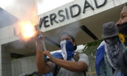 Des étudiants tirent un mortier le 23 juillet 2018 à Managua