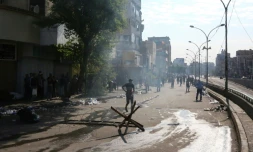 Des forces de sécurité tirent des gaz lacrymogènes sur les manifestants sur la place Tahrir à Bagdad, le 26 octobre 2019