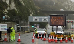 Un panneau lumineux annonce la fermeture de la frontière française à Douvres (Grande Bretagne) le 21 décembre 2020