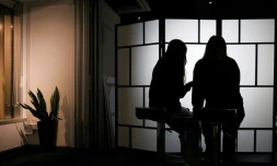 Des étudiantes de l'université de Hong Kong victimes de deepfakes pornographiques - B. et C. - regardent leur téléphone, le 29 juillet 2025 à Hong Kong