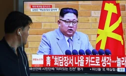Un sud-coréen regarde le dirigeant de Corée du nord Kim Jong Un à la télévision, à Séoul le 21 avril 2018