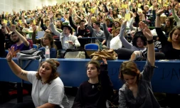 Les étudiants de la faculté Jean JaurÚs votent en AG, à Toulouse le 10 avril 2018