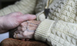 Le fait de ne pas rester isolé contribue à réduire le risque de démence