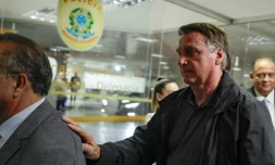 L'ex-président du Brésil Jair Bolsonaro arrive au Sénat à Brasilia pour déjeuner avec des dirigeants de l'opposition, le 18 février 2025