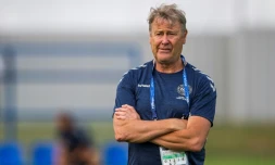 Le sélectionneur du Danemark Age Hareide observe ses joueurs lors d'une séance d'entraînement à Vityazevo le 22 juin 2018 au Mondial