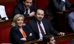 La présidente du groupe Rassemblement national à l'Assemblée, Marine Le Pen (gauche) avec les députés RN Sébastien Chenu (droite) et Jean-Philippe Tanguy (haut), le 7 mars 2023 à l'Assemblée