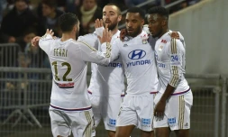 Le joie des Lyonnais après l'un des deux buts d'Alexandre Lacazette, à Lorient le 3 avril 2016 au Moustoir