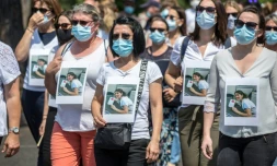 Des proches de  Delphine Jubillar portée disparue dans le Tarn depuis le 16 décembre participent à une marche blanche, le 12 juin 2021 à Albi 