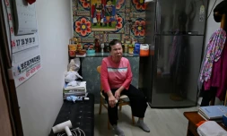 Song Oh-soon, diseuse de bonne aventure aveugle, dans son petit cabinet du "village des voyants de Mia-ri", à Séoul, le 29 juillet 2026 en Corée du Sud