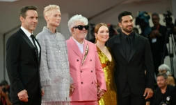De gauche à droite: l'acteur Alessandro Nivola, l'actrice Tilda Swinton, le réalisateur Pedro Almodovar, l'actrice Julianne Moore et l'acteur Alvise Rigo, le 2 septembre 2024 sur le Lido, à Venise