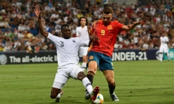 Le défenseur français Fodé Ballo-Touré intervient devant l'attaquant espagnol Borja Mayoral en demi-finale de l'Euro espoirs, le 27 juin 2019 à Reggio d'Emilie (Italie) 