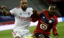 Duel entre le Lyonnais Memphis Depay (g) et le Lillois Renato Sanchez, le 1er novembre 2020 au stade Pierre Mauroy