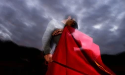 Un élÚve torero s'entraßne avec sa muleta lors d'un cours en plein air à l'académie taurine Marcial Lalanda à Madrid le 5 novembre 2015