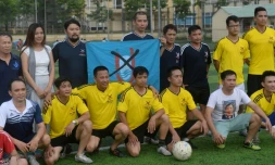 L'équipe de football amateur No-U FC pose avant son match hebdomadaire, le 9 juillet 2017 à Hanoï