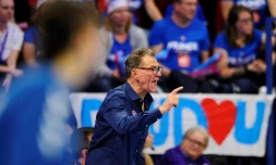 Le sélectionneur de l'équipe de France de handball Olivier Krumbholz donne des instructions à ses joueuses, le 4 décembre 2018 à Nancy