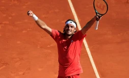 Le Grec Stefanos Tsitsipas exulte aprĂšs sa victoire contre l'Italien Jannik Sinner en demi-finale du Masters 1000 de Monte-Carlo, le 13 avril 2024