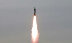 Photo fournie par l'agence de presse nord-coréenne (KCNA) le 24 avril 2016 d'un tir de missile nord-coréen, depuis un lieu non précisé