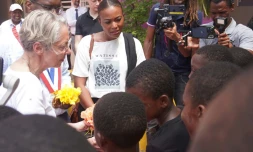 La ministre de l'Education, Elisabeth Borne, a promis de rétablir l'école "le plus vite possible" pour y accueillir les élèves toute la journée, Mayotte le 30 janvier 2025.