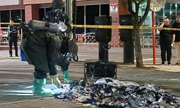 Photo diffusée par le ministÚre sud-coréen de la Défense, le 2 juin 2024, de militaires inspectant dans une rue de Séoul des objets considérés comme des déchets nord-coréens transportés par ballons