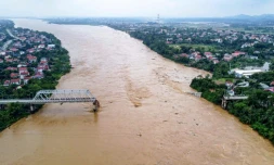 Vue aérienne du pont de Phong Chau, effondré sur le fleuve Rouge, dans la province de Phu Tho au Vietnam le 9 septembre 2024, après que le super typhon Yagi a frappé le nord du pays