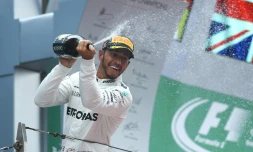Le Britannique Lewis Hamilton en liesse sur le podium après sa victoire au GP de Chine, le 9 avril 2017 à Shanghai