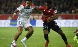 L'attaquant néerlandais de Lyon Memphis Depay (g) à la lutte avec le défenseur ivoirien de Lille Yves Dabila le 1er décembre 2018 à Villeneuve-d'Ascq