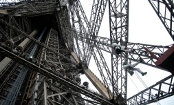 Des cordistes repeignent la Tour Eiffel le 1er février 2021 à Paris
