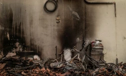 Mur extérieur d'une maison détruite par un incendie dans le village de Kastri, sur l'île grecque d'Eubée, le 10 août 2021