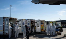 Du personnel soignant transporte des malades gravement atteints par le Covid-19 dans des avions, stationnés sur le tarmac de l'aéroport de Orly le 4 avril 2020