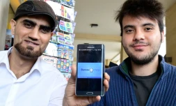 Omar Alshafai (G) et Ghaith Zamrik qui ont développé une application mobile pour les réfugiés syriens à Berlin, le 11 août 2016