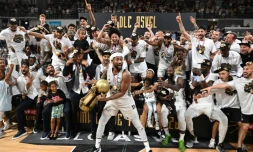La joie des joueurs de l'Asvel, champions de France après leur victoire contre Monaco, le 25 juin 2022 à Villeurbanne