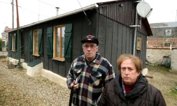Alain et Jocelyne Pelletier devant leur maisonnette de Pont-Arcy, près du Chemin des Dames, dans le nord-est de la France, le 2 décembre 2016