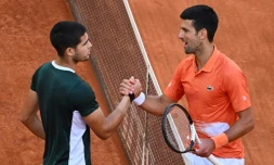 Carlos Alcaraz et Novak Djokovic à l'issue de leur confrontation en demi-finale au Masters de Madrid, le 7 mai 2022 
