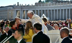 Le pape François sur la place Saint-Pierre, le 12 octobre 2016 au Vatican