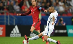 L'attaquant star du Portugal Cristiano Ronaldo (g) à la lutte avec le milieu du Chili Arturo Vidal en demies de la Coupe des Confédérations, le 29 juin 2017 à Kazan