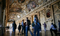 Des visiteurs dans la galerie d'Apollon du musée du Louvre lors de sa réouverture au public, le 22 juillet 2026 à Paris