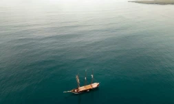 Vue aĂ©rienne de la goĂ©lette Ă trois mĂąts Oosterschelde, Ă Puerto Ayora, dans l'archipel des Galapagos, le 11 mai 2024 en Ăquateur