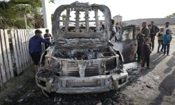 Des enfants palestiniens rassemblés autour de la voiture du groupe humanitaire World Central Kitchen détruite par une frappe israélienne à Deir al-Balah, dans le centre de la bande de Gaza, le 2 avril 2024